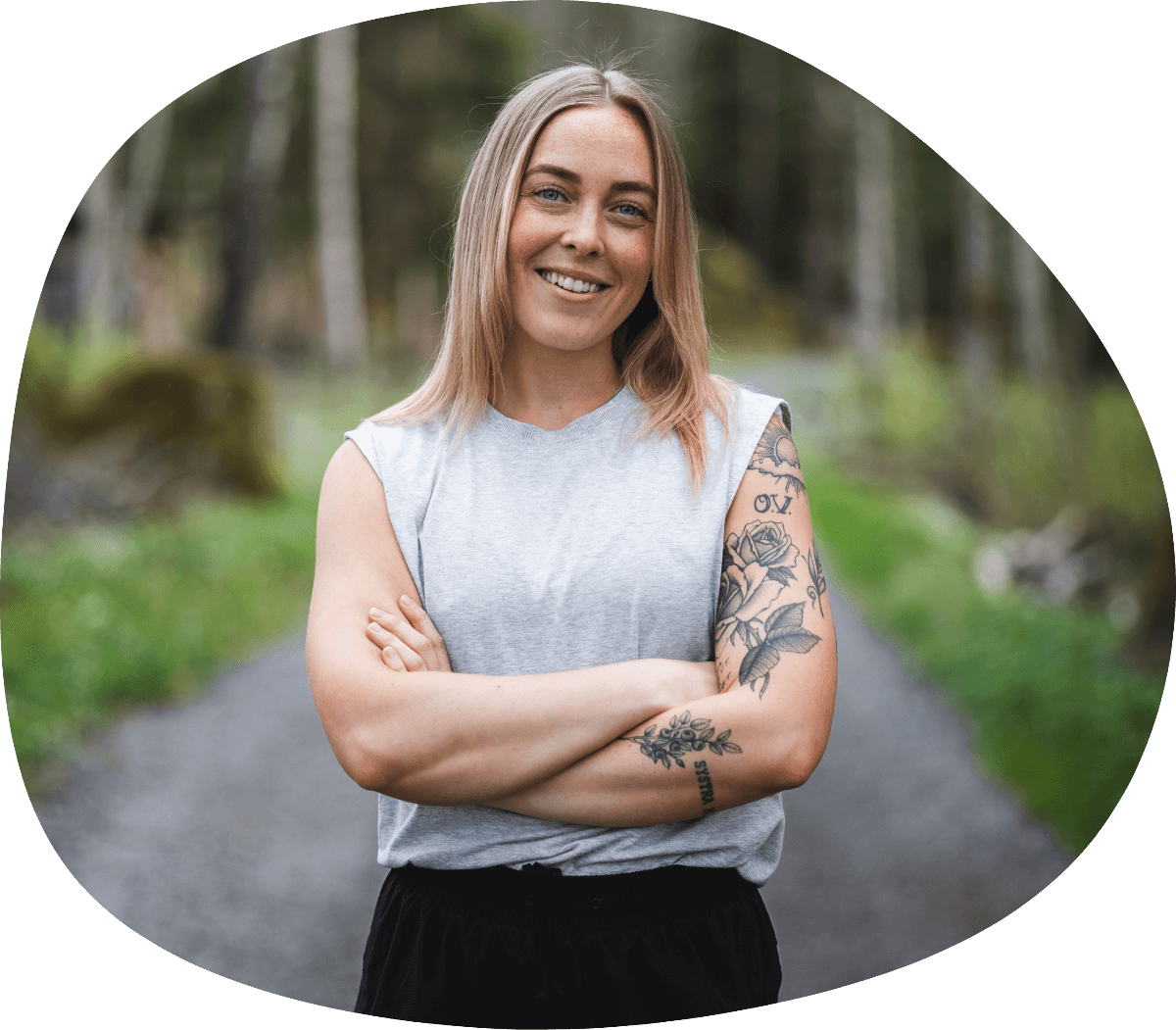 clara står i skogen med armarna i kors
